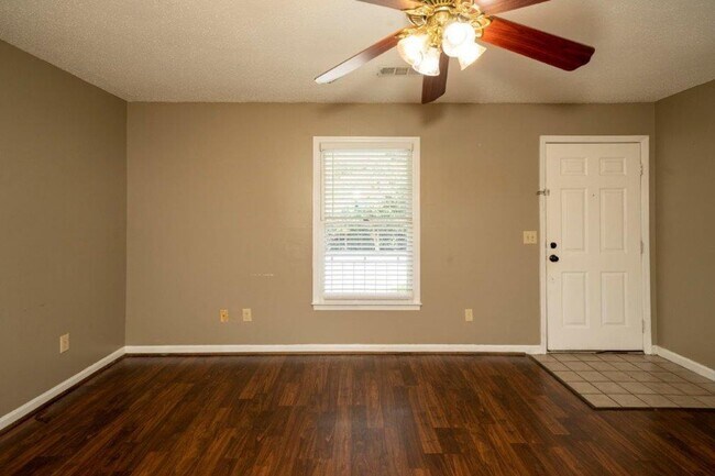 Building Photo - 211 W Longleaf Dr