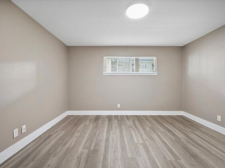 Guest Bedroom - 2303 East Side Dr
