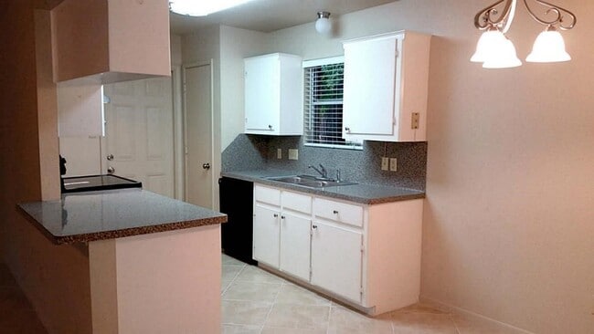 Building Photo - 240 N Forest Dr