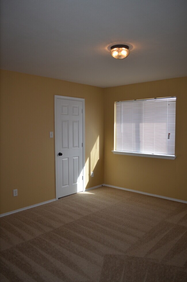 Building Photo - HUGE 5 BEDROOM HOME IN SAVANNAH HEIGHTS!