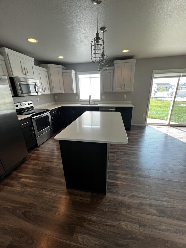 Building Photo - 837 Albert Dr W