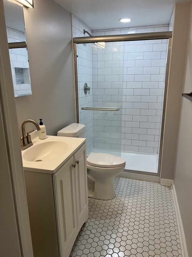 Building Photo - 1400 W Chestnut St