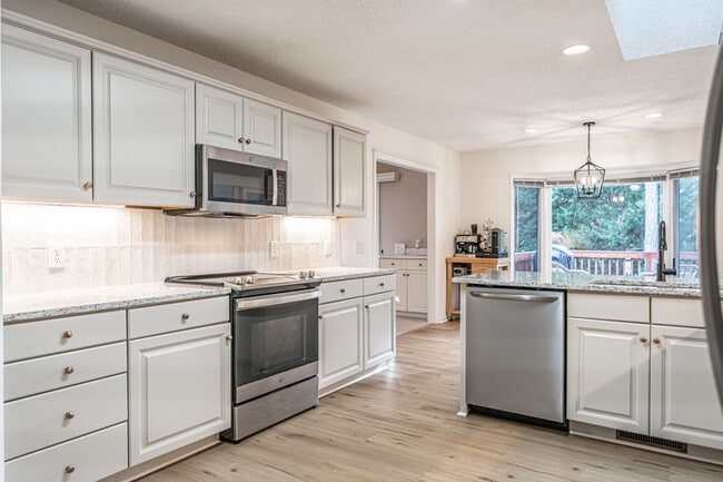 Building Photo - 11 Greenville Ln