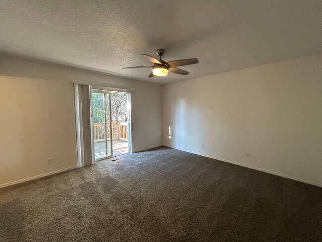 Building Photo - 1073 NE Hidden Valley Dr