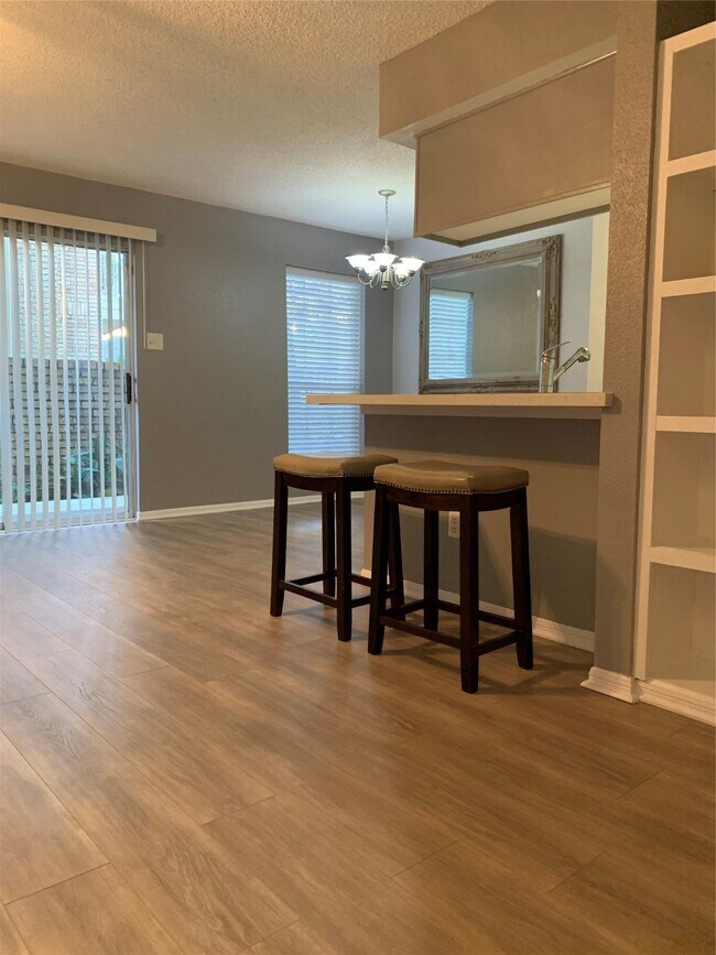 Building Photo - 11201 Lynbrook Dr