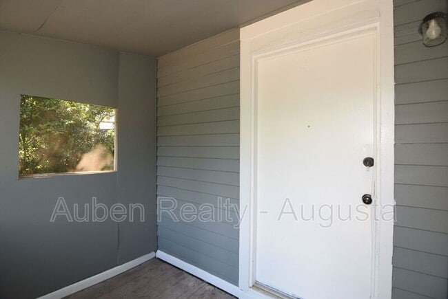 Building Photo - 2058 Battle Row