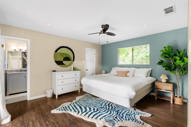 Building Photo - 2320 Montclaire St