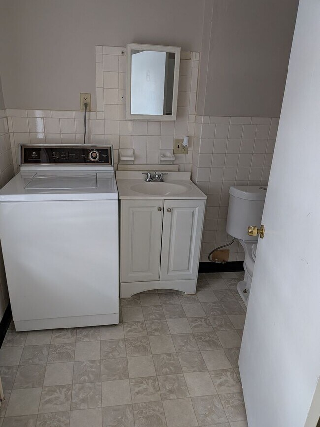 Building Photo - 1106-1108 Gibbson MGMT