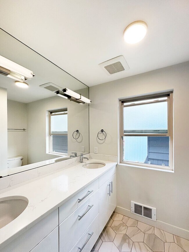 Building Photo - 2Bd/1Ba Seattle Duplex