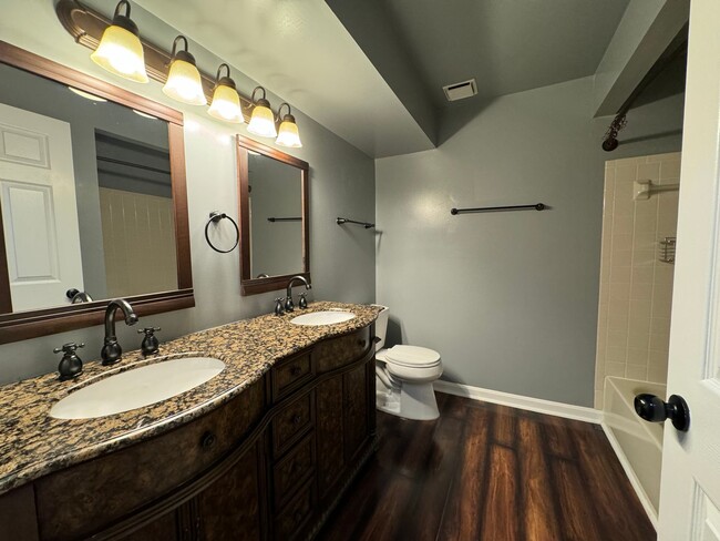 Building Photo - Sophisticated 2 Bed 2 Bath Condo with Loft...