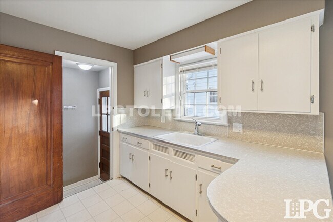 Building Photo - 4336 Lyman Ave