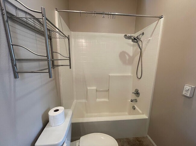 Building Photo - Stunning 2 bed 2.5 bath Solar Powered Town...