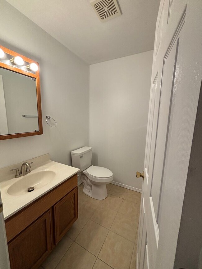Building Photo - Country Club Duplex