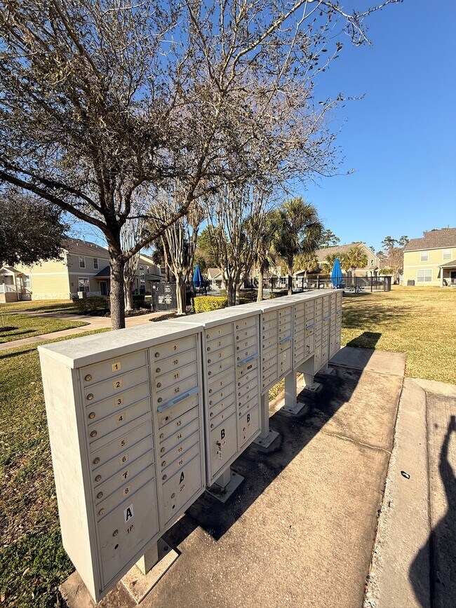 Building Photo - 13600 Breton Ridge St