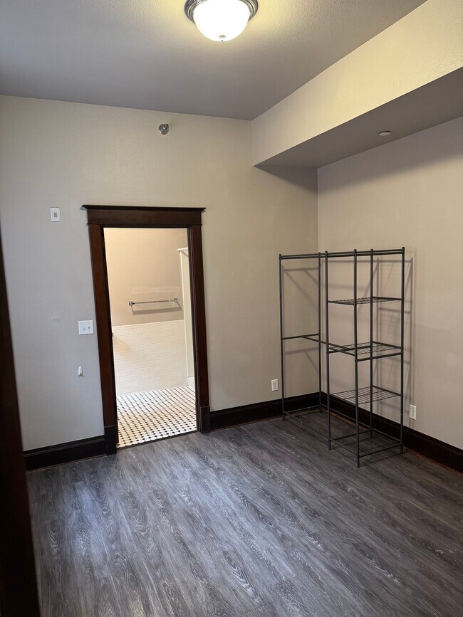 Building Photo - Western Building