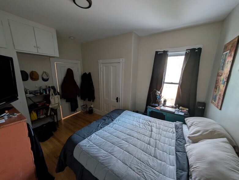 Building Photo - 578 Main St