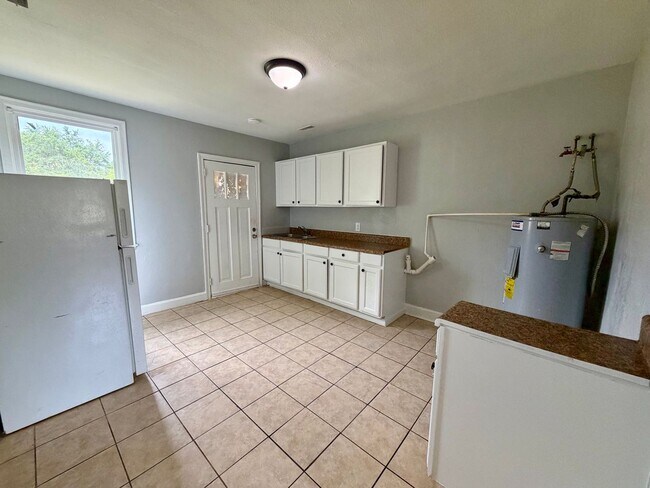 Building Photo - 704 Miller Rd