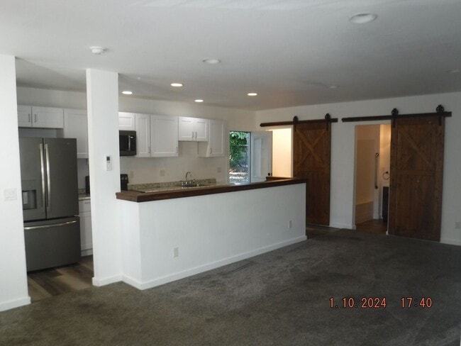 Building Photo - Great studio in Phoenix OR