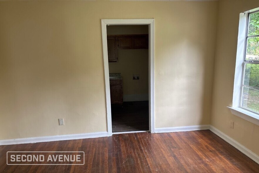 Building Photo - 2374 Larose Ave