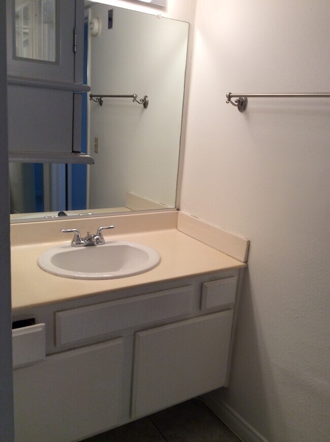 Building Photo - 1 Bedroom, 1 Bathroom North Hollywood Condominium for Lease!