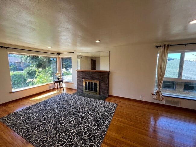 Building Photo - 2312 20th Ave S