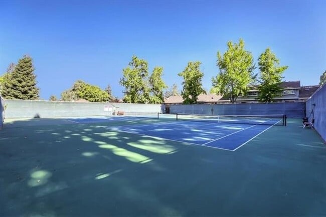 Building Photo - End Unit 2 Bed, 2 Bath Townhouse with Atta...