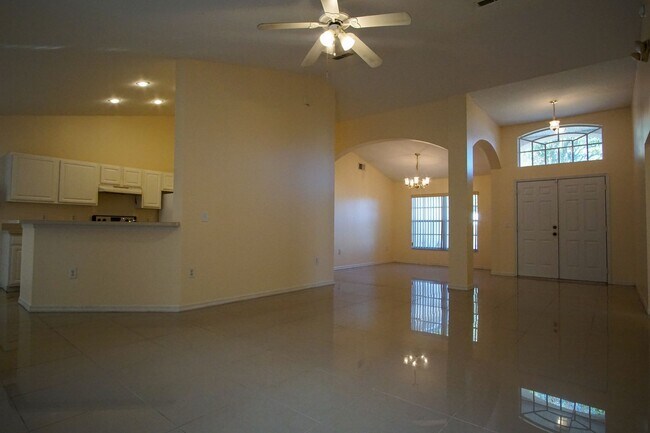 Building Photo - 4 bed Family Single Home Available for Rent in Davenport !!!