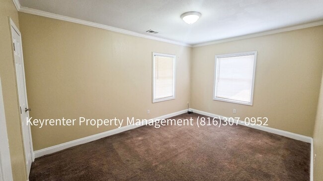 Building Photo - 4 Bed, 1 Bath Home available now!