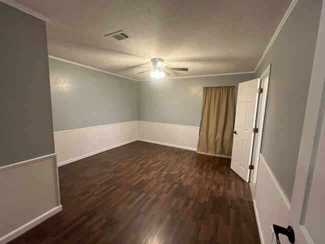 Building Photo - New Listing!