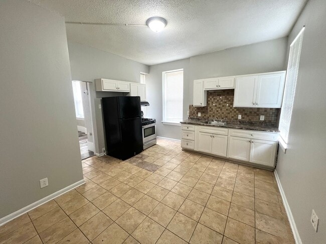 Building Photo - Charming 2 Bedroom, 1 Bath Brick Home in S...