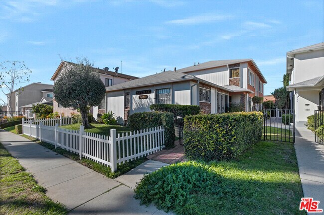 Primary Photo - 831 Austin Ave