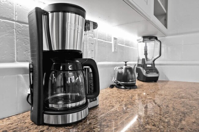 Building Photo - 704 NE 2nd St