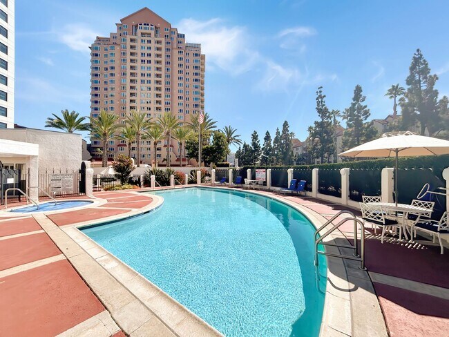 Building Photo - Amazing 2BR/2BA in the heart of UTC! Parki...