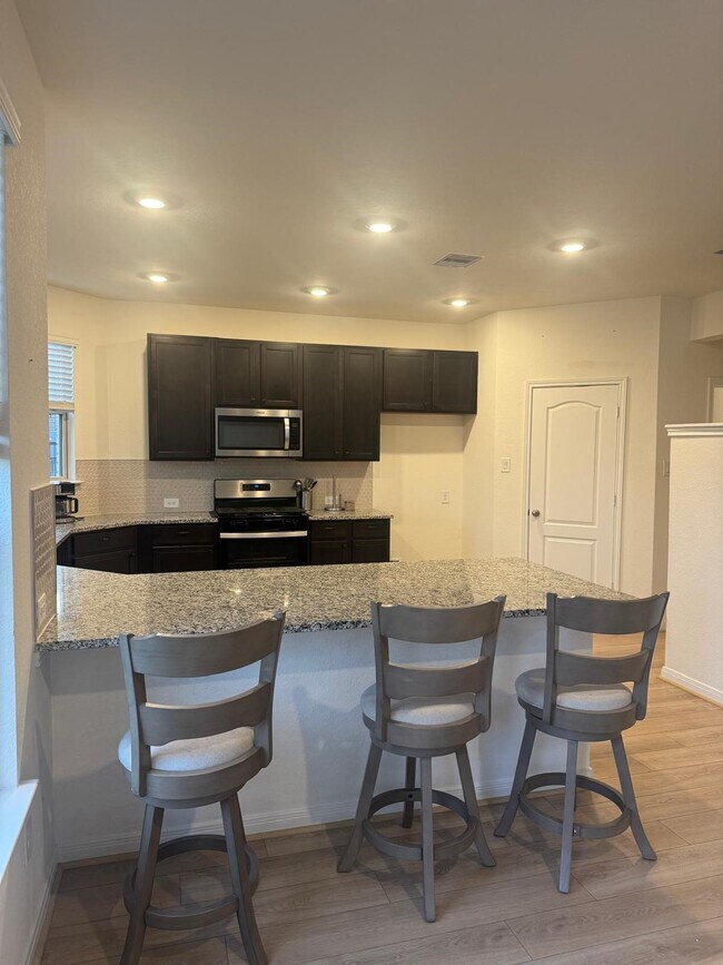 Building Photo - 4841 Sun Fls Dr