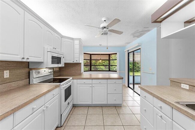 Building Photo - 2041 SE Floresta Dr