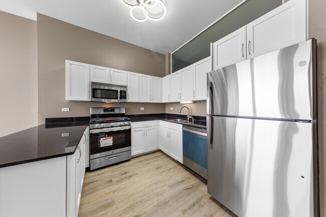 Building Photo - 235 W Van Buren St
