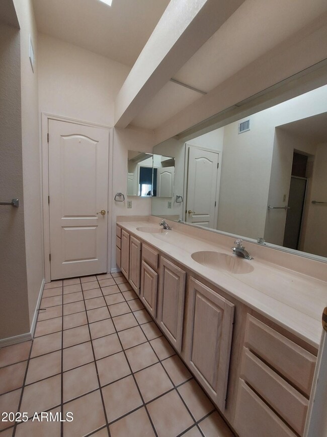 Building Photo - 2817 Vía Del Oesta