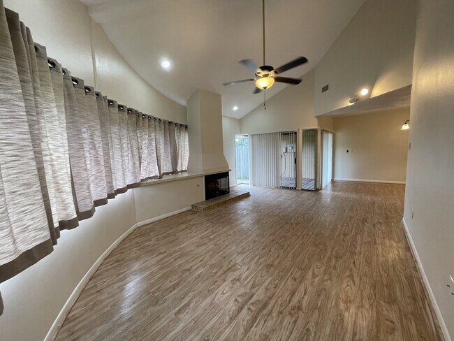 Building Photo - Live in the city of Panorama Village & enjoy all it has to offer: 27-hole golf course, 3 city par...