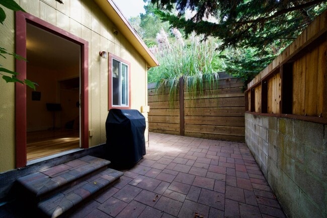 Building Photo - 224 Winona Ave