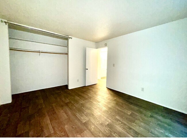 Building Photo - **$750 DEPOSIT & FREE FIRST MONTH'S RENT** Hudson Court - Spacious Main Floor Unit~ Great Natural...