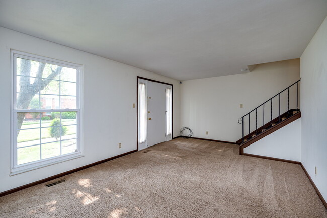 Building Photo - 2215 Barclay Ct