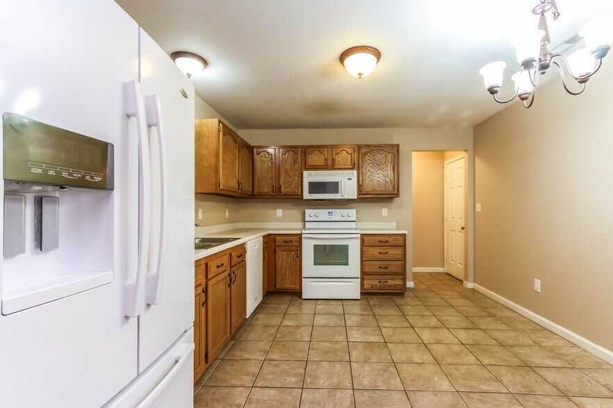 Building Photo - 19187 Fox Chase Dr