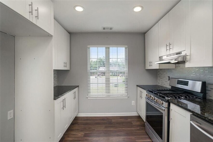 Building Photo - 5060 Meadow Overlook Dr