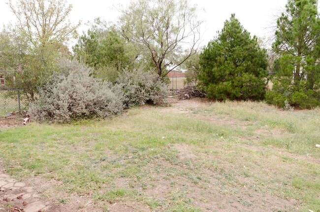 Building Photo - Wonderful Country Living close to town AVAILABLE NOW!