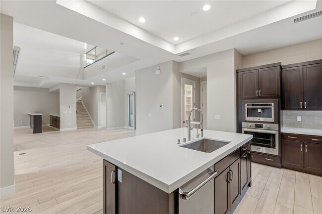 Building Photo - 64 Grey Feather Dr