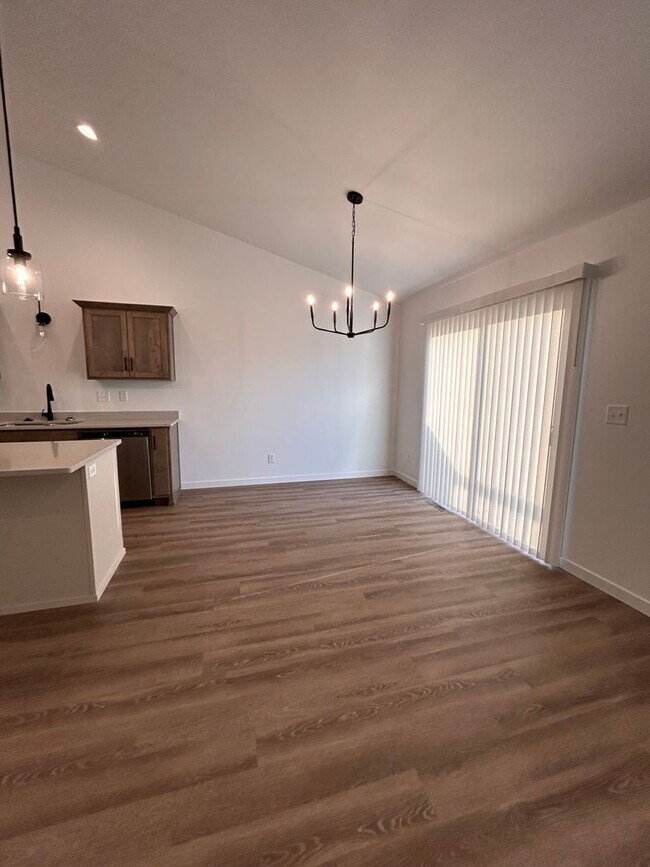 Building Photo - 3 Bed 3 Bath TownHome