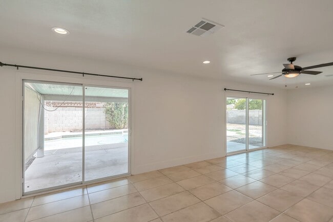 Building Photo - Amazing Tri-Level home close to ASU.  Pool and 2 Car Garage