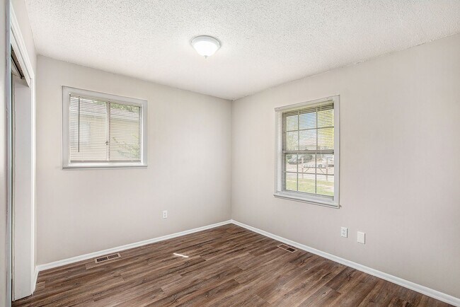 Building Photo - Beautiful 2BR/1BA Duplex in Independence!