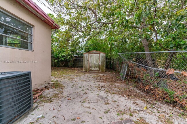 Building Photo - 560 NE 158th St