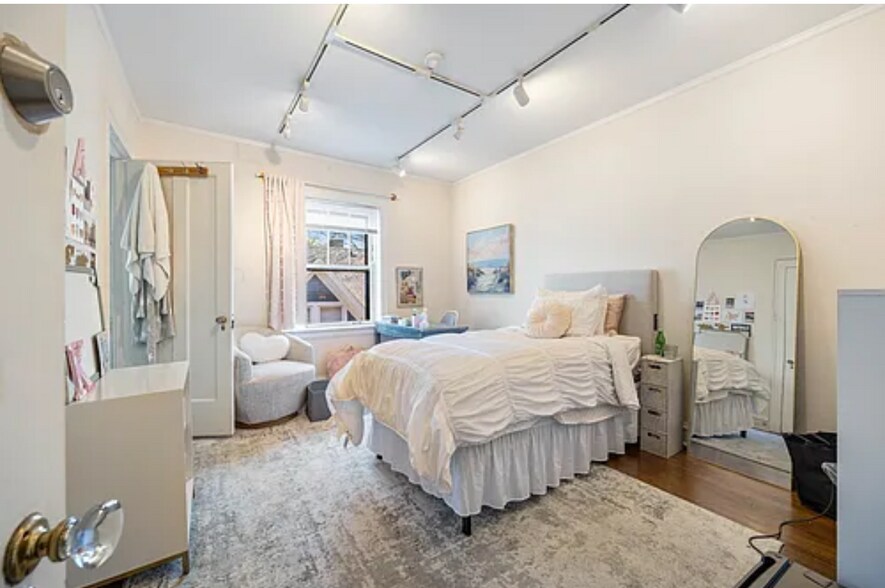 Building Photo - 721 Foster St